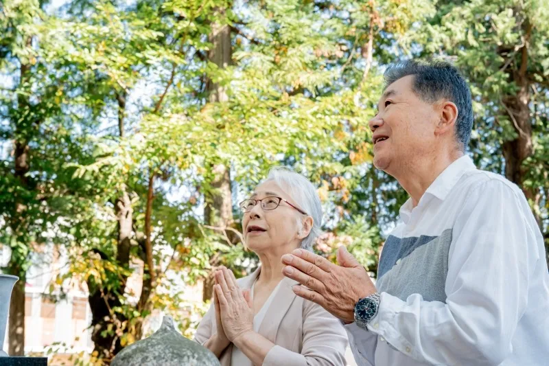お墓まりやお仏壇に。枯れない陶磁器のお供え花